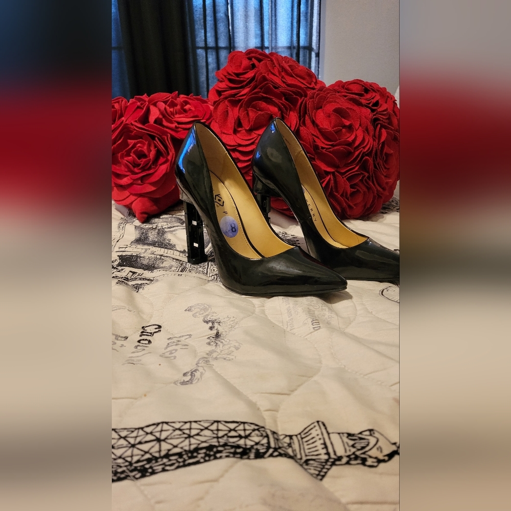 Black charol heels, elegant.